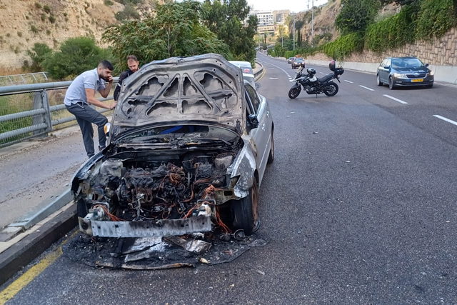بالفيديو- اندلاع النيران داخل سيارة في مدينة حيفا يخلّف أضرارًا... لم يُبلغ عن إصابات