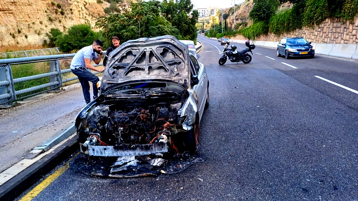 بالفيديو- اندلاع النيران داخل سيارة في مدينة حيفا يخلّف أضرارًا... لم يُبلغ عن إصابات