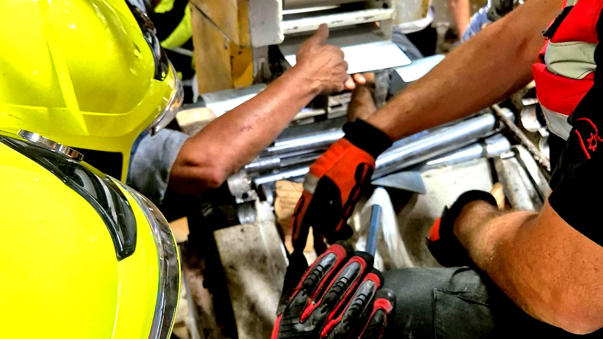 صور| القدس: تخليص يد عامل علقت في ماكينة لعجن العجين في مخبز