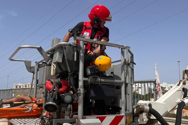 تخليص عامل من علو خلال عمله في شارع 4311 بالمركز