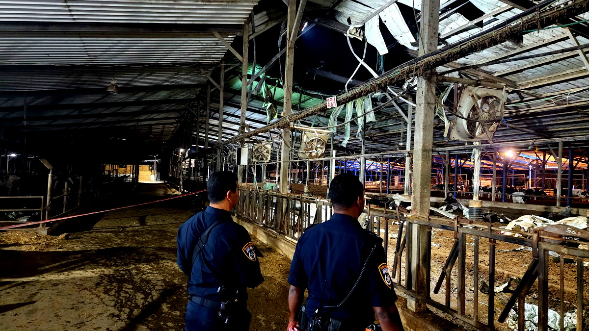 الشرطة: العمل مستمر لإزالة خطر الصواريخ.. اصابة مباشرة لمزرعة في "عيمك يزراعيل"