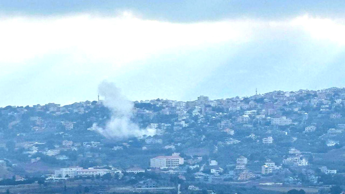 بعد صواريخ حزب الله.. الجيش الإسرائيلي يغير على جنوب لبنان: ضرباتنا ضد حزب الله ستتصاعد