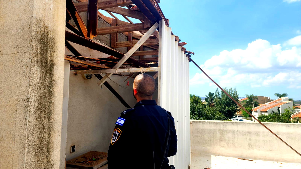 الشرطة توثّق: أضرار جسيمة عقب سقوط صليات صاروخية أطلقت من لبنان باتجاه الجليل الأسفل