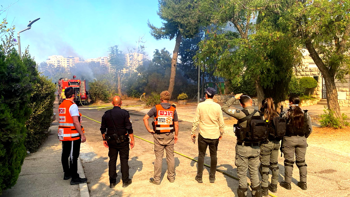 أربع إصابات طفيفة من جرّاء نشوب حريق بالقرب من التلة الفرنسية في مدينة القدس