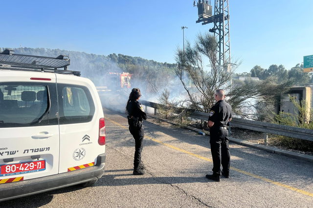 الشرطة: نعمل على معالجة مواقع سقوط صواريخ وشظايا في منطقة شفاعمرو