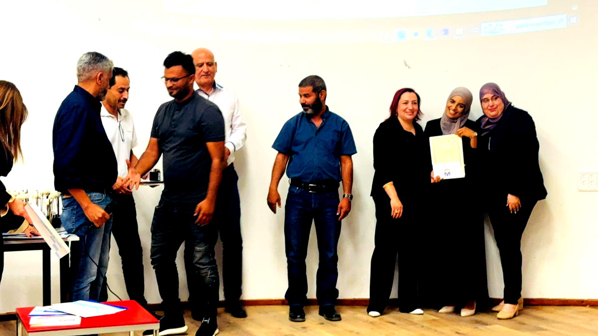 النقب: احتفالية خاصّة لتوزيع شهادات انهاء مساق توجيه مجموعات من قبل كلّية سخنين الأكاديمية