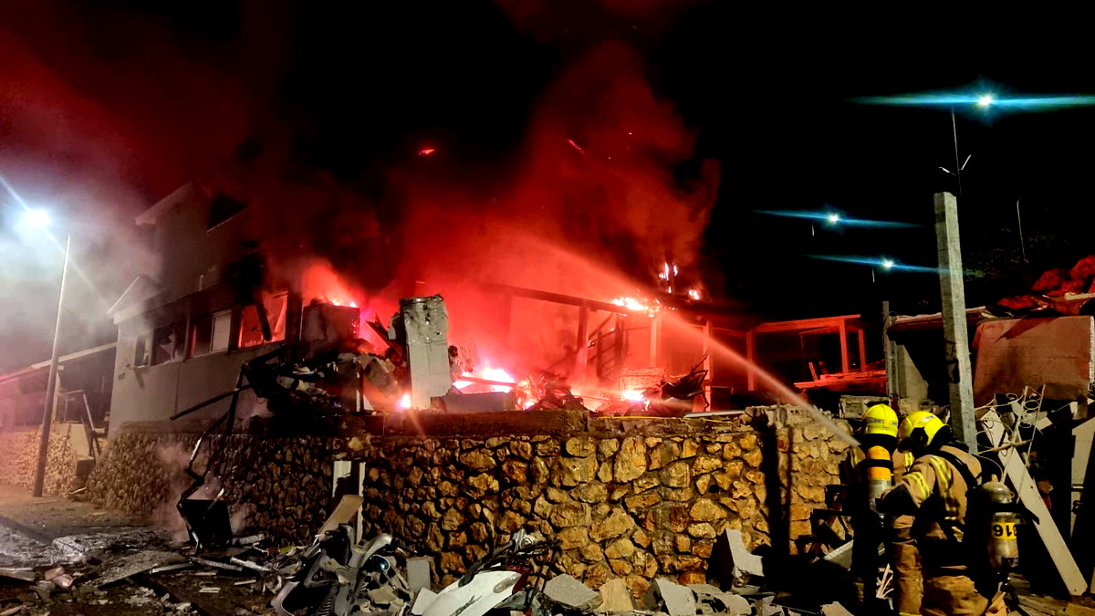 فيديو وصور| إصابة مبنى في صفد بصاروخ مباشر وطواقم الاطفاء تعمل على اخماد الحريق