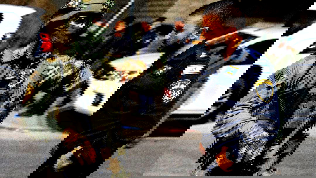 ضمن حملتها لمكافحة العنف- الشرطة تلقي القبض على مشتبهين إثنين من بيت حنينا في القدس بعد أن تم ضبط مسدسين من نوع "غلوك"... وذخائر... ومواد يشتبه بأنها مخدرات