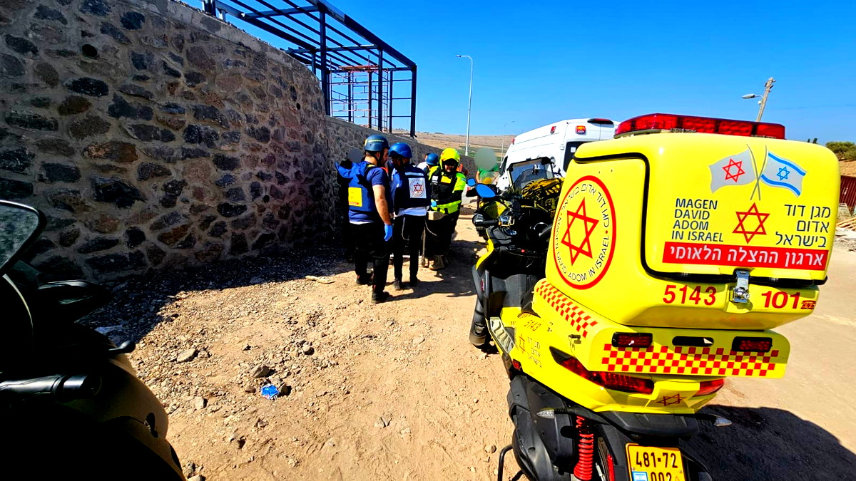 طبريا: إصابة شاب (35 عامًا) من كفركنا أثناء عمله في موقع بناء بشظايا صاروخ...  حالته تُعتبر متوسطة ومستقرة