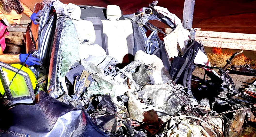 مصرع شاب واصابة اخر بحادث طرق بين سيارة وشاحنة على شارع 90 قرب مفرق عربة 