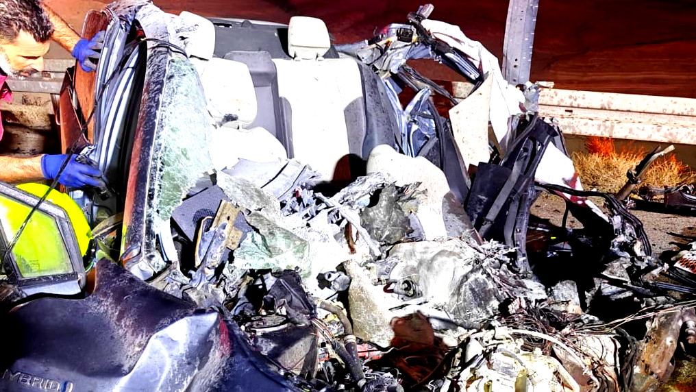 مصرع شاب واصابة اخر بحادث طرق بين سيارة وشاحنة على شارع 90 قرب مفرق عربة