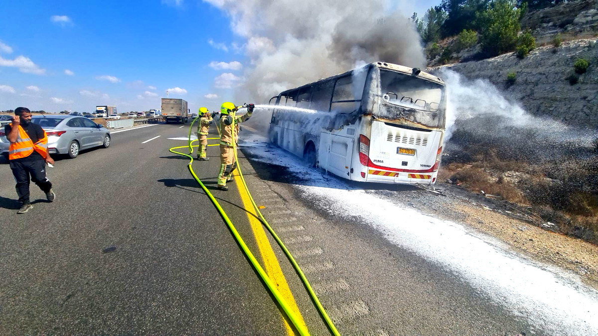 اندلاع حريق في حافلة على شارع 6 قرب مفرق "كريات جت"