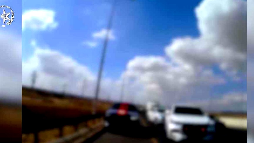 فيديو- اعتقال سائق من رهط يقود سيارة عروس وعريس رغم إلغاء رخصته على يد المحكمة