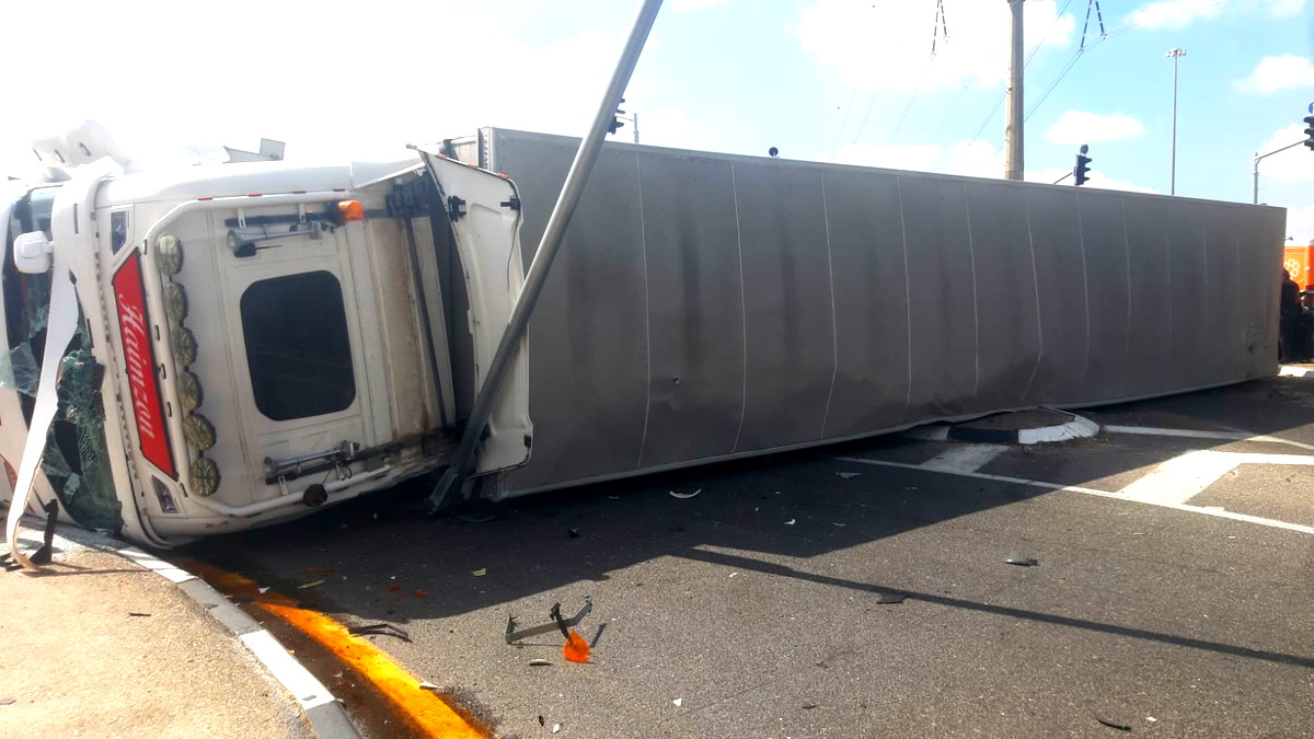 فيديو وصور- اصابة 5 اشخاص بجراح متفاوتة اثر انقلاب شاحنة قرب مفرق ايال