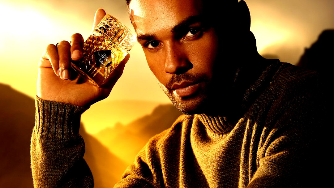 نجم مسلسل إميلي في باريس لوسيان لافيسكونت هو الوجه الإعلاني الأول لماركة العطور KILIAN PARIS