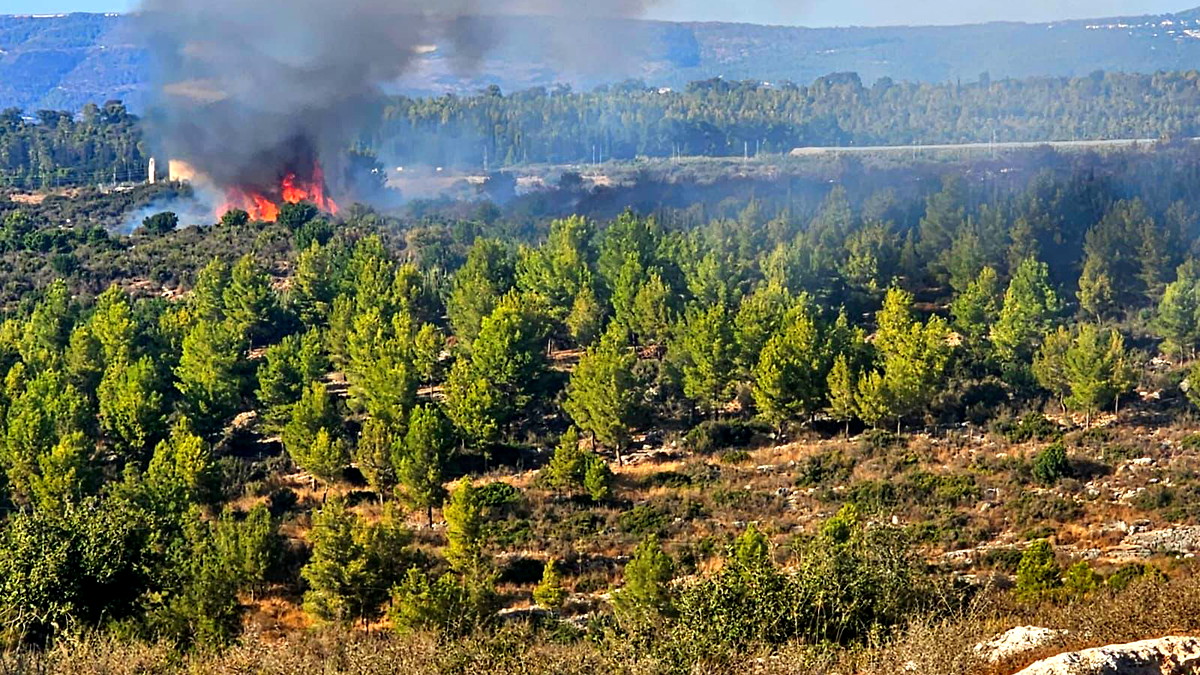 طواقم الإطفاء والإنقاذ تعمل على إخماد الحرائق في منطقة الجليل الغربي عقب إطلاق رشقات صاروخية من لبنان