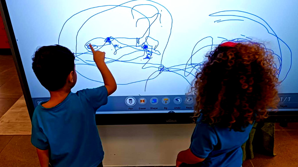 بلدية كفرقرع تبادر الى تزويد وتركيب الواح ذكيه لصفوف رياض الاطفال