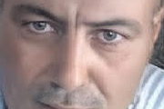 شيخٌ يقوِّس دائرةً