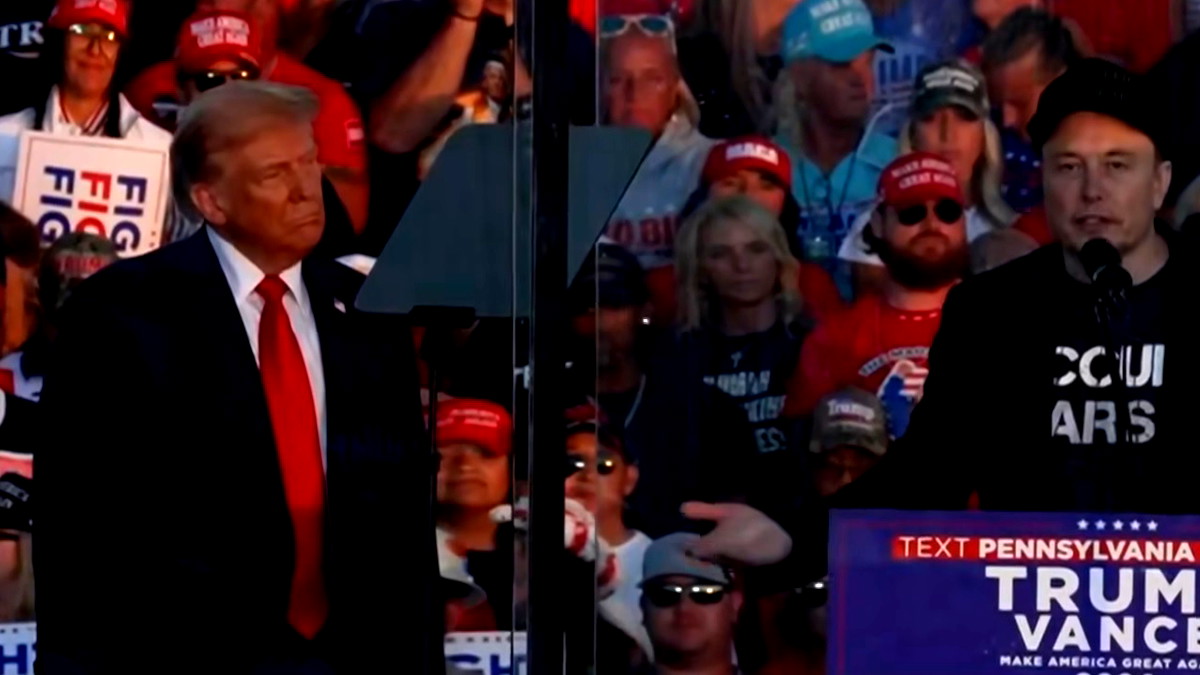 إيلون ماسك خلال حملة ترامب: لدينا مرشح شجاع تصرف تحت إطلاق النار ورئيس لم يستطع صعود السلم