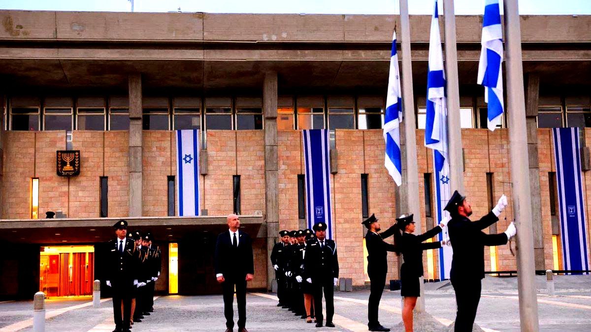 الكنيست الإسرائيليّ والمؤسسات الرّسمية تُنكّس الأعلام في الذكرى الأولى لحرب السّابع من أكتوبر