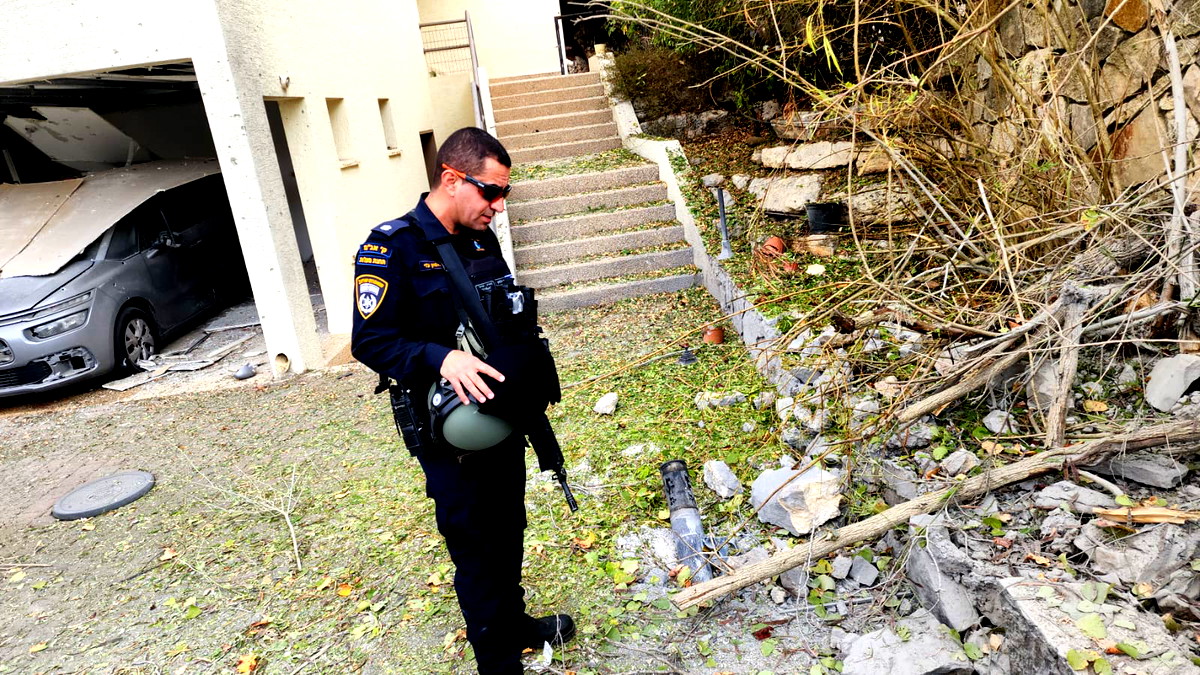 الشرطة في بيان لها: إصابتان وأضرار جسيمة عقب إطلاق قذائف صاروخية باتجاه منطقة الجليل الأعلى