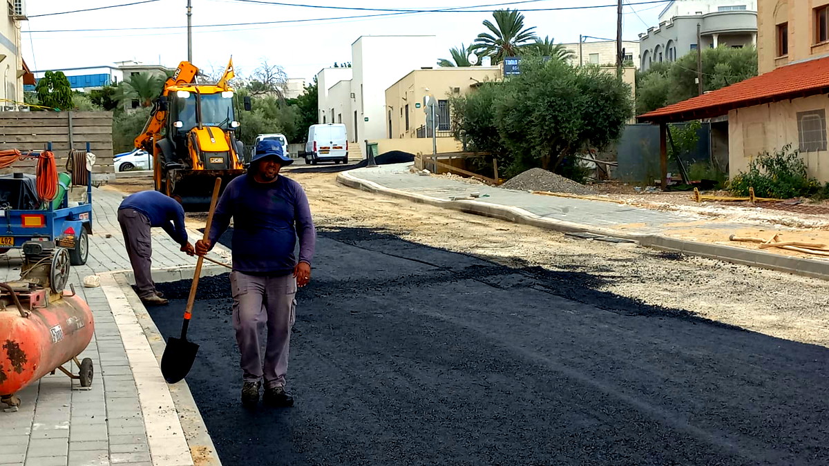 بلدية كفرقرع تتمّ تعبيد المرحلة الأولى من شارع أبو خشم وتنهي أعمال البنية التحتية في المكان