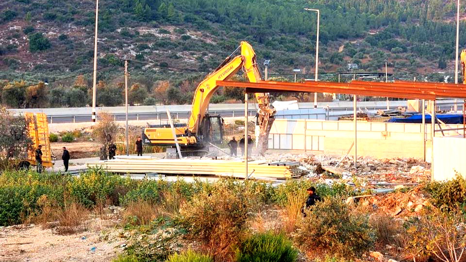 هدم أحد المحال التجارية في بلدة مجد الكروم صباح اليوم بحجّة البناء غير المُرخص