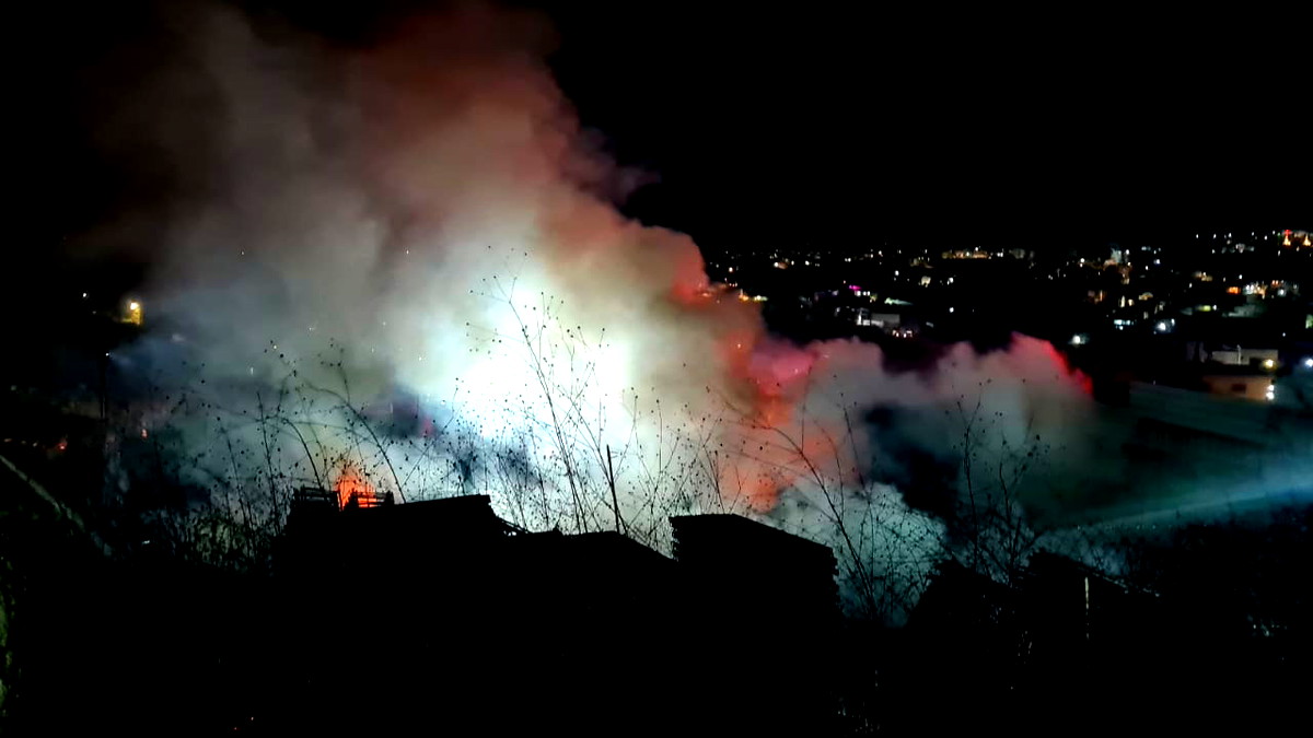 اندلاع حريق هائل داخل مخزن للألواح الخشبية في أم الفحم يسفر عن أضرارٍ جسيمة... لم تسجل إصابات