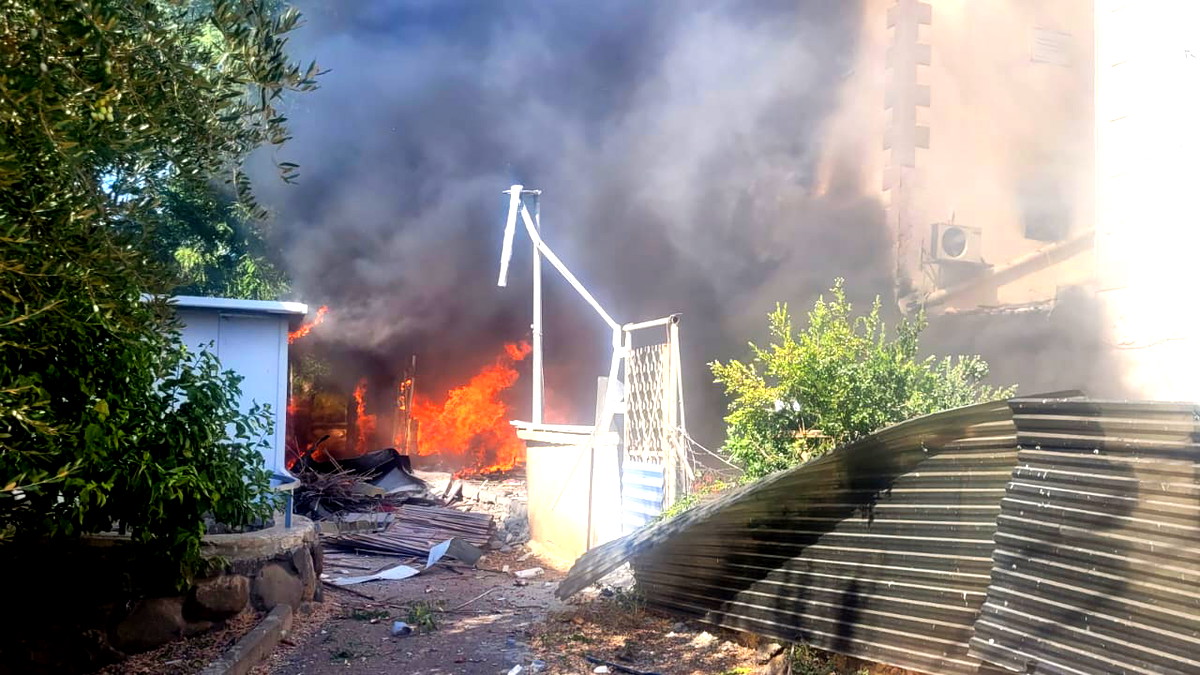 اندلاع حريق في كريات شمونة بعد إطلاق رشقة صاروخية من لبنان