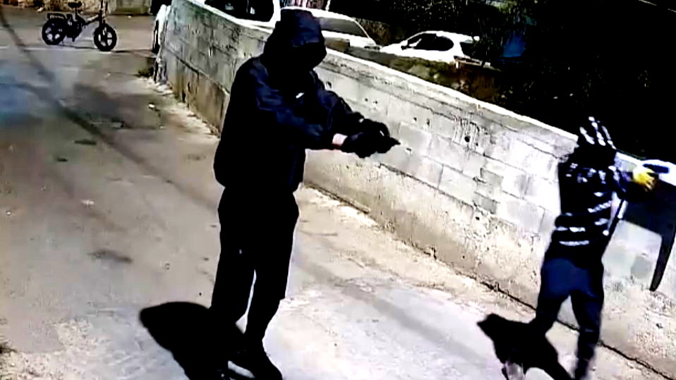 على خلفية نزاع مالي- اتّهام شاب (19 عامًا) وقاصر من بلدات الشّمال بإطلاق نار اتجاه منزل