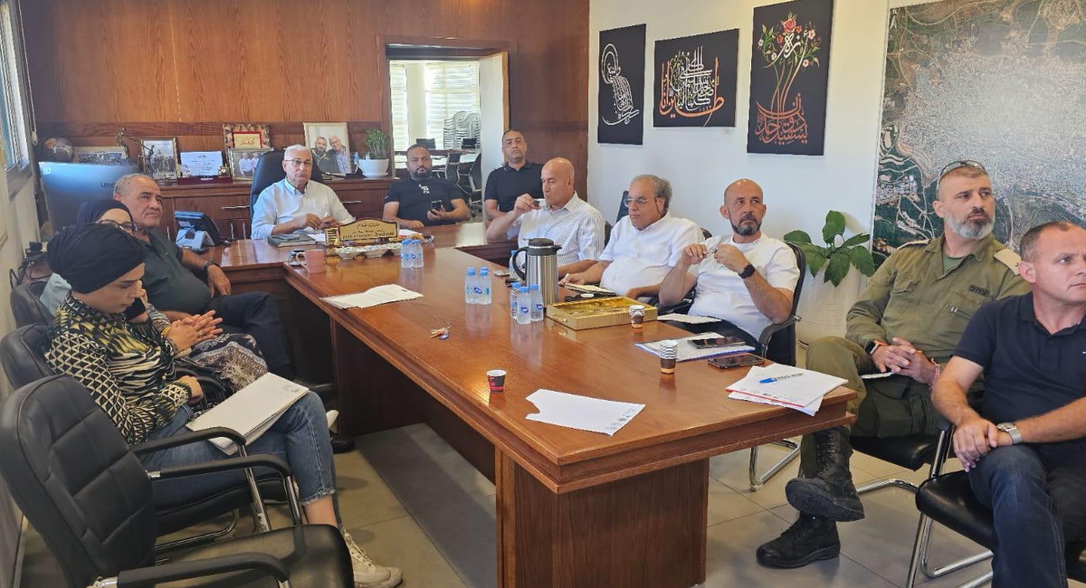 رئيس بلدية سخنين مازن غنايم يدعو لاجتماع للتشاور حول التعليم بعد انتقال المدينة إلى التدريج الأصفر