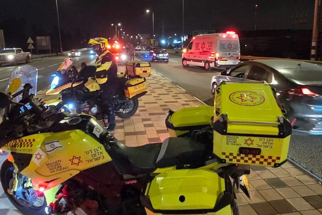اصابة شاب بجراح خطيرة اثر حادث طرق بين سيارة ودراجة نارية على شارع 444 بالقرب من جلجولية