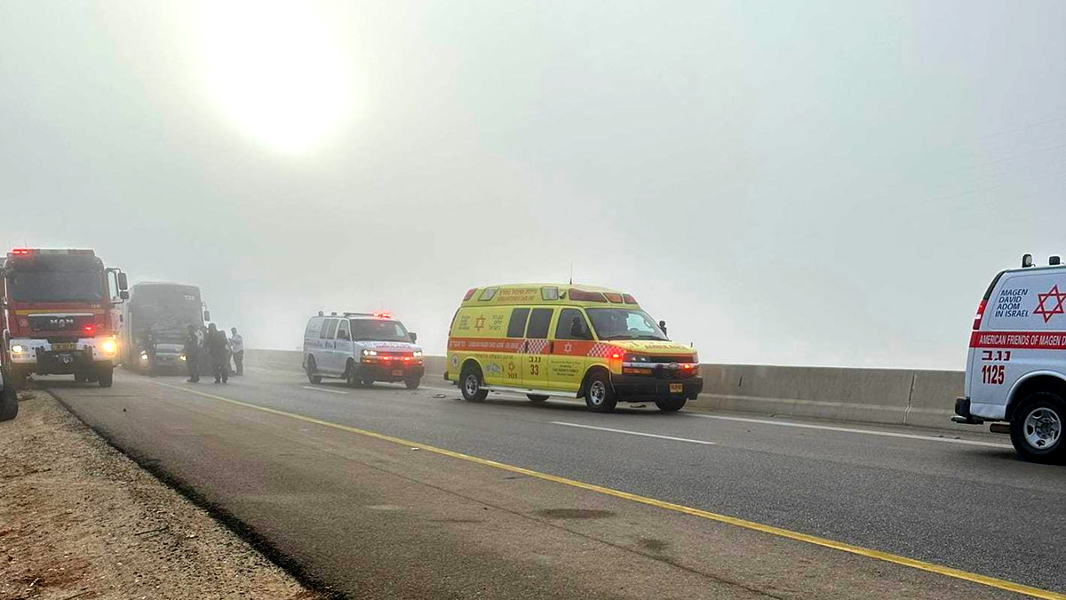 إصابة إمرأة في الستينيات من عمرها بجراح خطيرة جرّاء حادث سير وقع بين سيارة وحافلة على مفترق تل عراد