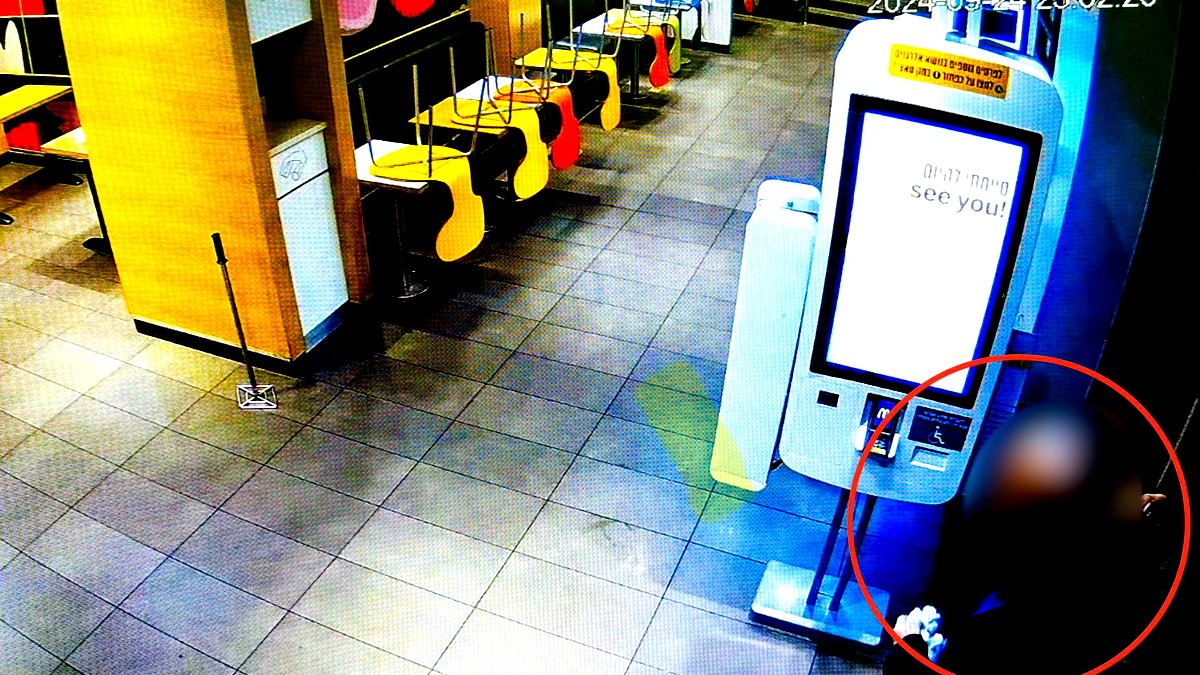 القدس: إلقاء القبض على شاب في الأربعينيات من عمره بتهمة الإشتباه في تورطه بإرتكابه العديد من جرائم السرقة 