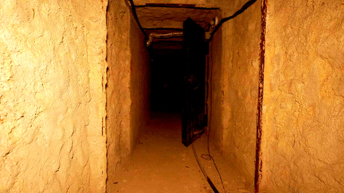 الجيش الإسرائيلي: اكتشاف نفق بطول 800 مترا كان يُستخدم كمقر قيادة لقوة الرضوان