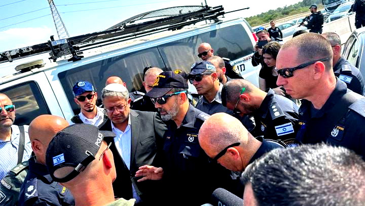 المتطرّف بن غفير من مكان عملية إطلاق النار في الجنوب: القرار بتوزيع السّلاح المُرخص للإسرائيليين كان صائبًا!