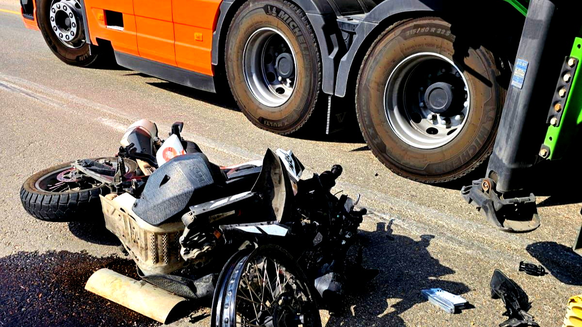 منطقة المركز: إصابة خطيرة لشاب (40 عامًا) إثر حادث طرق وقع بين شاحنة ودراجة نارية على شارع 5541