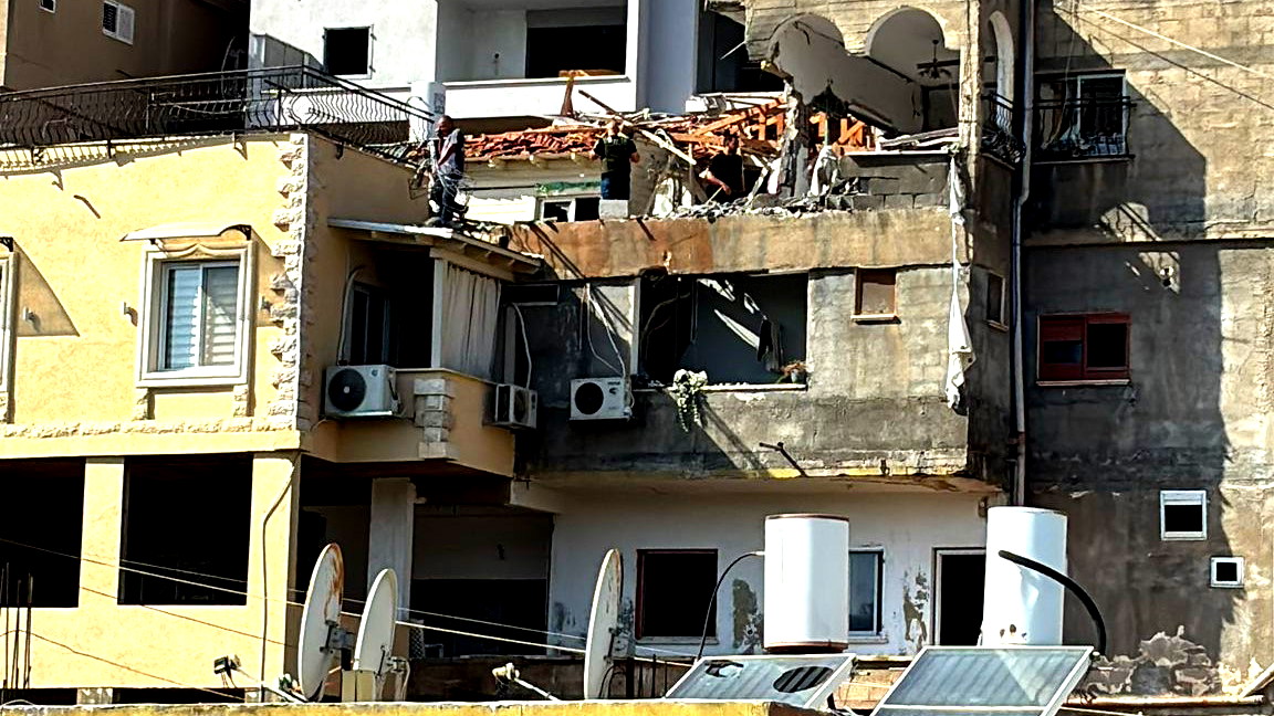 مجد الكروم: إصابات وتضرر مبنى ومركبات إثر سقوط قذائف من لبنان