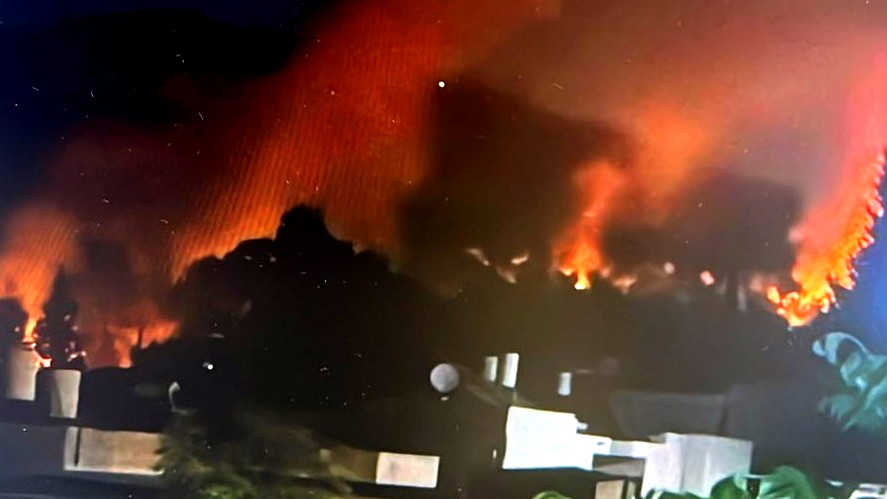 اندلاع  حريق كبير في بلدة شلومي إثر سقوط قذائف صاروخية