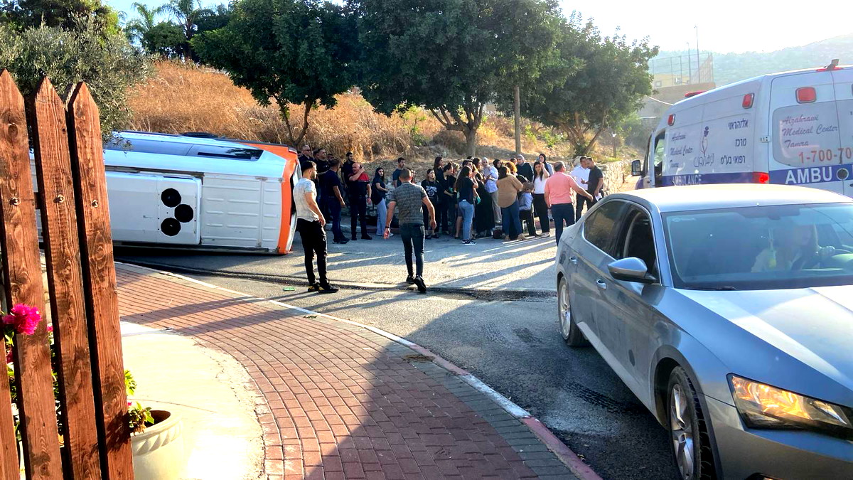  إصابة عشرة أشخاص بجروح طفيفة إثر انقلاب حافلة ركاب صغيرة في مدينة طمرة