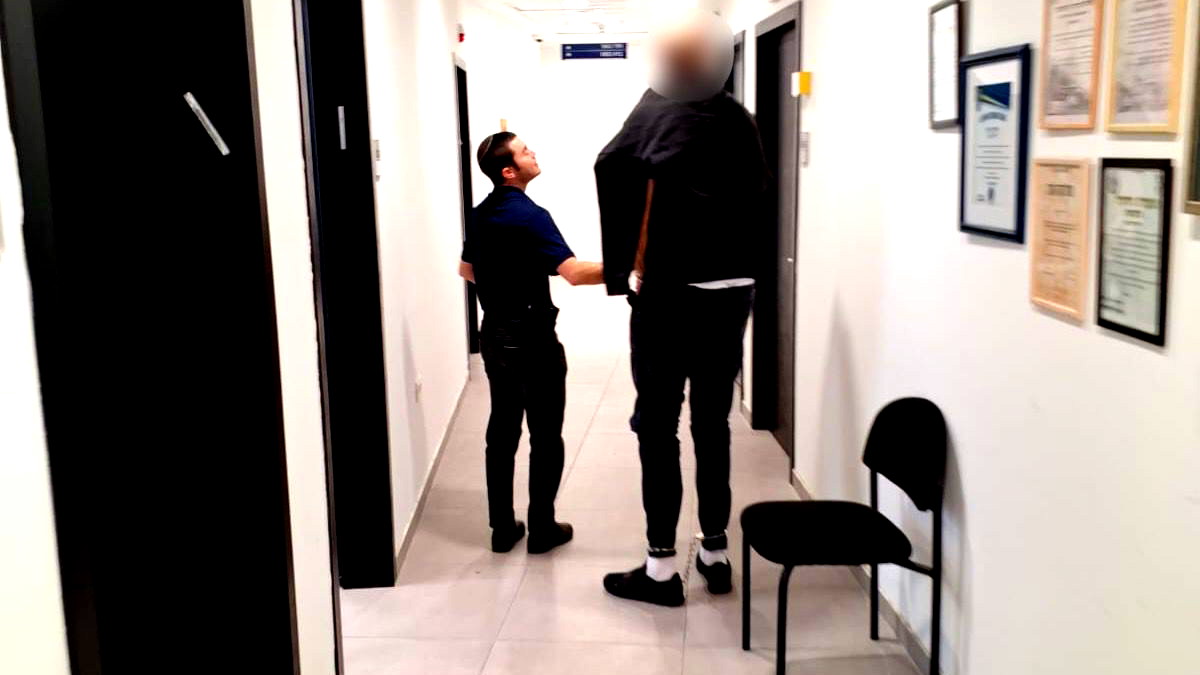 عقب حصوله على مبلغ مالي كبير- اعتقال رجل من الرّملة بشبهة ابتزاز وتهديد رجل أعمال من القدس