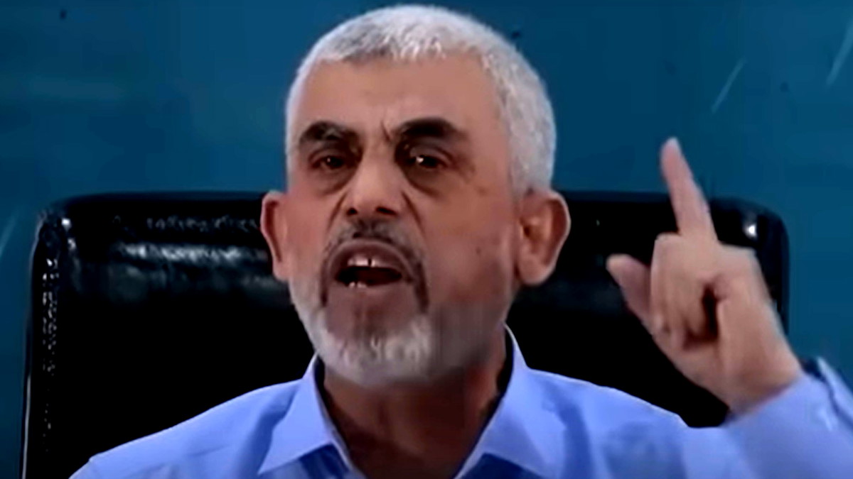 وسائل إعلام إسرائيلية: العثور على رسائل بين السنوار وابنه في المباني القريبة من مكان مقتله