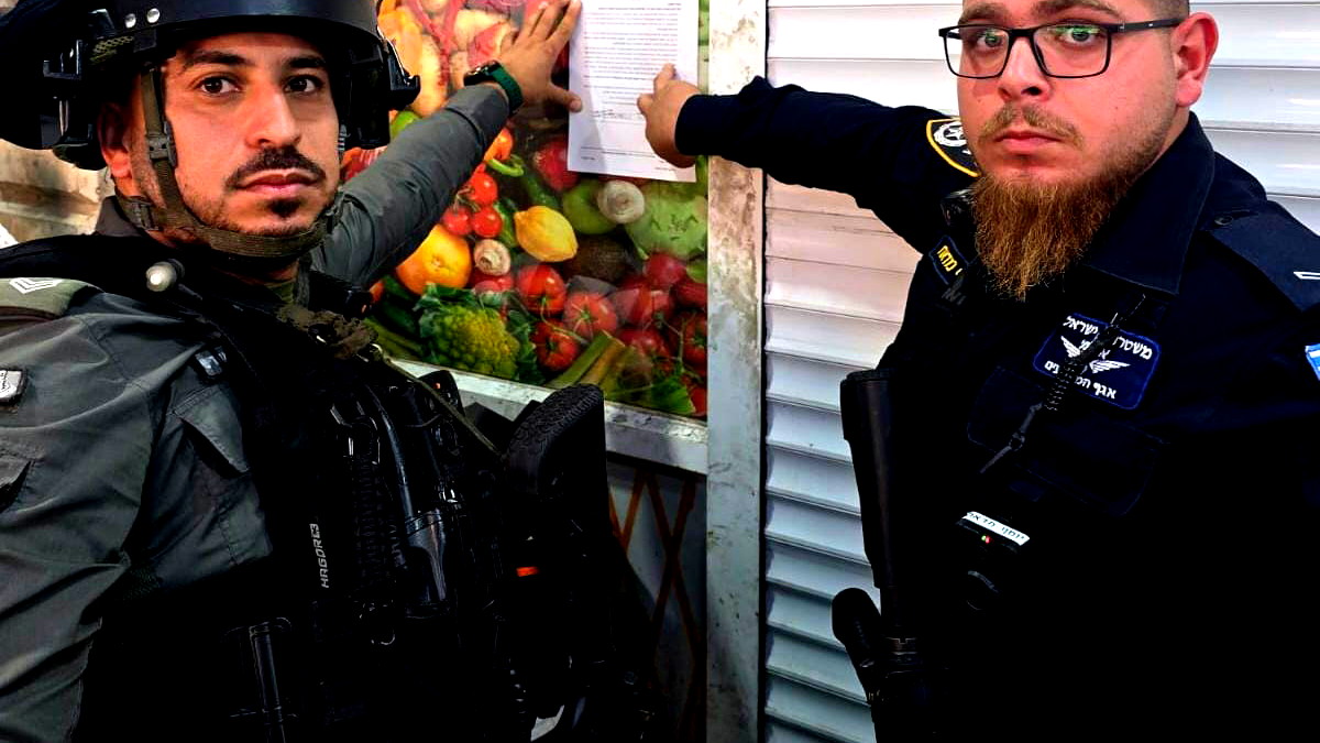 القدس: إغلاق محل لبيع المواد الغذائية لمدة 30 يومًا بتهمة العثور على عمال غير قانونيين من الضفة الغربية 