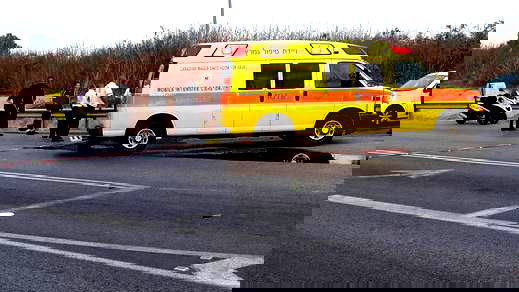 النقب: إصابة شابين (35، 16 عامًا) أحدهما بجراح حرجة والآخر خطيرة إثر إنقلاب تراكترون على شارع 40