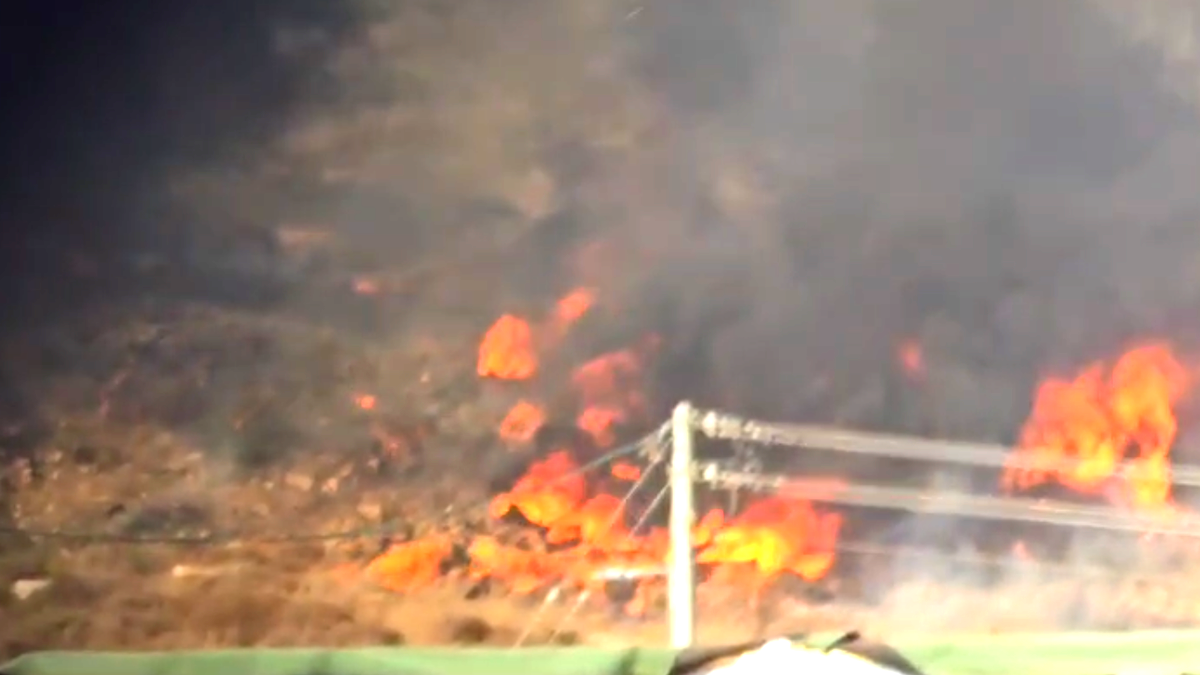 كفرمندا: إندلاع حريق كبير في منطقة مفتوحة.... وسلطة الإطفاء والإنقاذ تحاول السيطرة عليه 