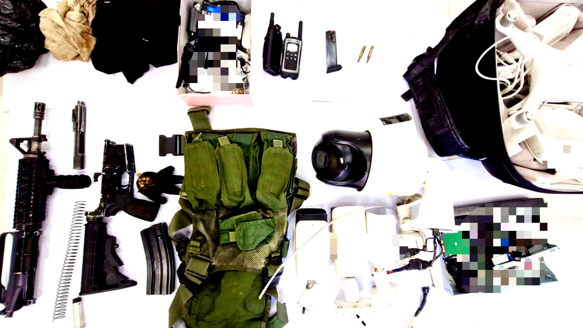 مجد الكروم: اعتقال شابين بشبهة حيازة سلاح M16 وطائرة بدون طيار وذخيرة