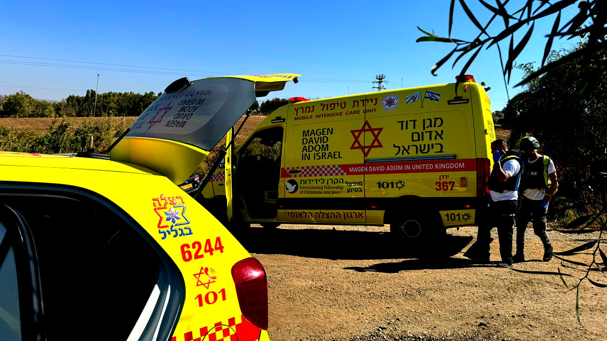 إصابة شاب (40 عامًا) بجروح طفيفة عقب رشقة صاروخية استهدفت منطقة الجليل الأعلى