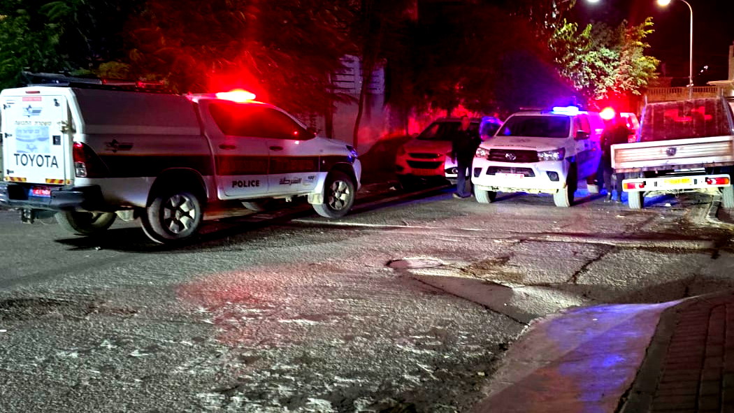 كفرقاسم: مقتل فتاتين وشاب من عائلة واحدة واصابة اخر اثر تعرضهم لاطلاق نار داخل منزل