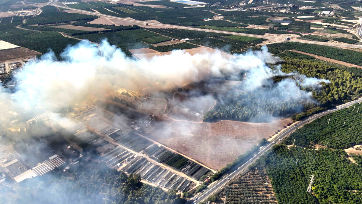 عقب رشقة صاروخية أطلقت من لبنان- طواقم الإطفاء والإنقاذ وبمساندة المروحيات تعمل على إخماد الحرائق في منطقة الجليل الغربي