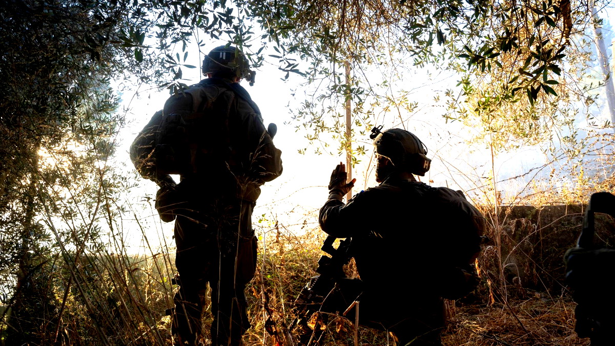 الجيش الإسرائيلي يغير على 10 مجمعات مختلفة تابعة لحزب الله جنوب لبنان